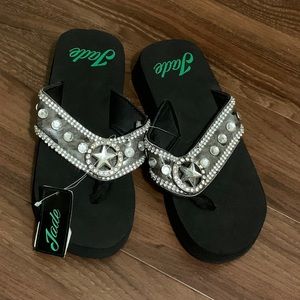 SANDALS // Size SM